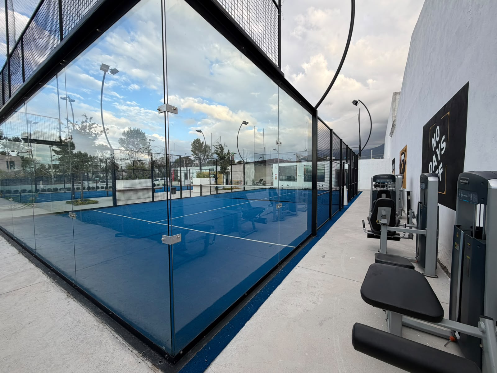Cancha de pádel panorámica de South Padel By Fitt junto al área de gimnasio