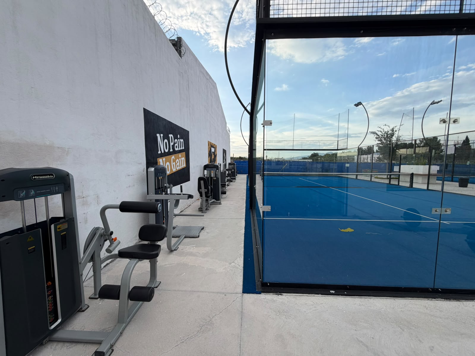 Gimnasio al aire libre de South Padel By Fitt junto a las canchas de pádel